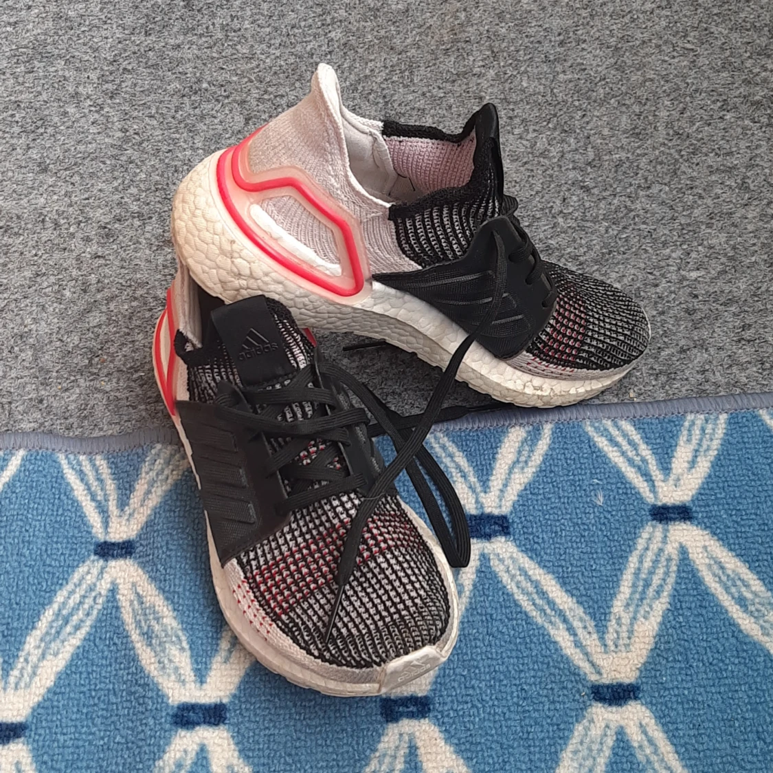 Adidas löparskor med svart och vit ovandel - 2