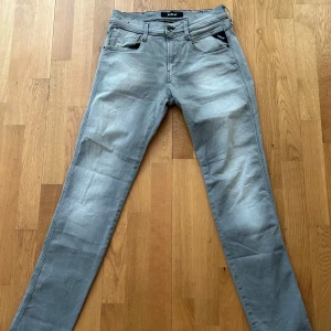 Gråa anbass jeansbyxor från Replay - Snygga grå jeansbyxor från Replay. Jeansen har knappt blivit använda och endast blivit tvättande en gång. Riktigt snygga jeans till sommaren! Storlek: W28 L32. Skick: 8.5/10 Pris kan diskuteras vid snabb affär!