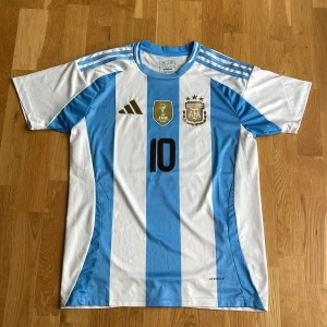 Argentina Messi 10 fotbollströja från Adidas - Säljer en klassisk Argentina fotbollströja från Adidas med Messi 10 på ryggen. Storlek M. Priset är inte hugget i sten. 
