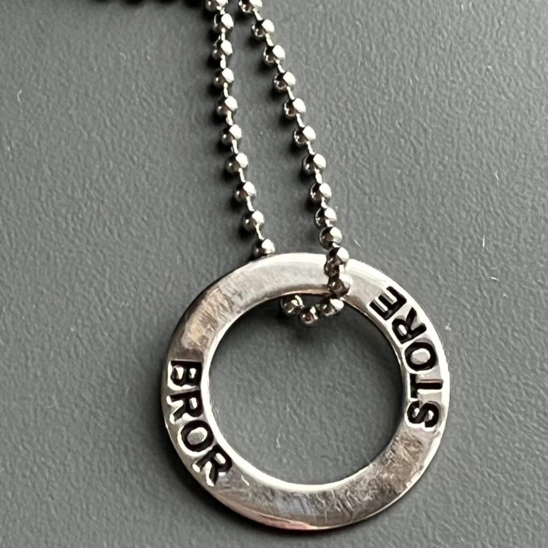 Nytt halsband med 925 sterling silver - stämplat - hänge m texten "Storebror" Butikspris 399 kronor  - 1