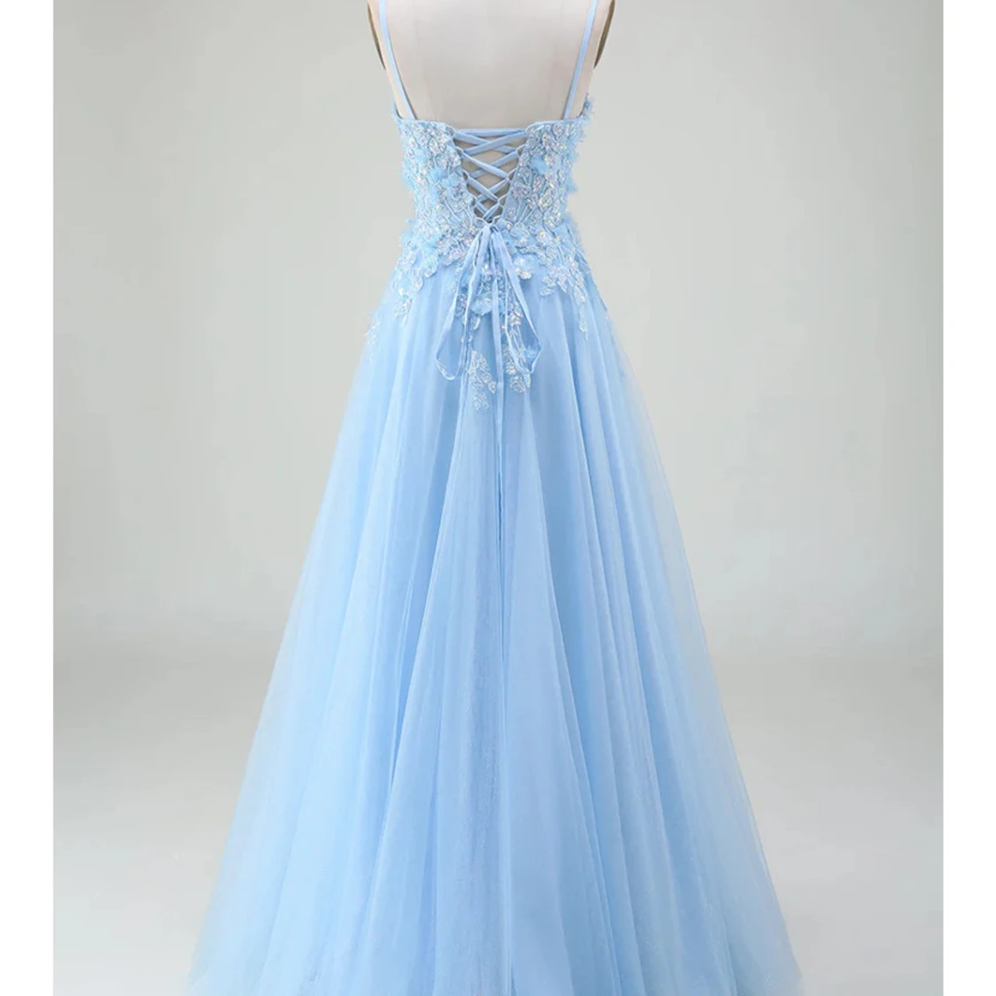 Ljusblå långklänning med blommig spets och volang - 1