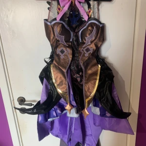 Fischl cosplay - Fischl cosplay. Köptes från Uwowocosplay. Använt 2 gånger. Köptes för 1300kr säljer för 650kr. Ingår allt i bilderna. 