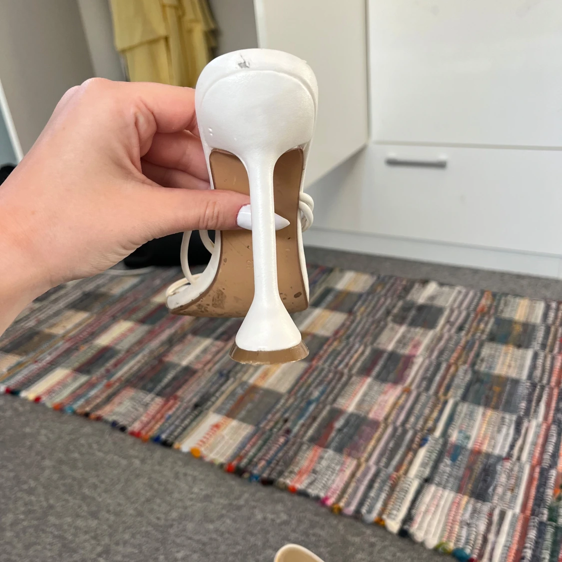 Vita klackskor med smala remmar från EGO - 2