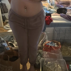 Ljuslila mjukisbyxor från Isabella  - Säljer ett par ljuslila mjukisbyxor från Isabella med dragsko i midjan och resår. Byxorna har en avslappnad passform och är perfekta för chill dagar hemma. Materialet är mjukt och stretchigt för extra komfort.