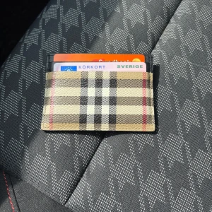 Burbury kort hållare  - Säljer min 100% äkta burbury kort hållare   Då jag måste ha pengar.  Har kvitto och låda och allt. Kvitto ifrån nk allt fås med 