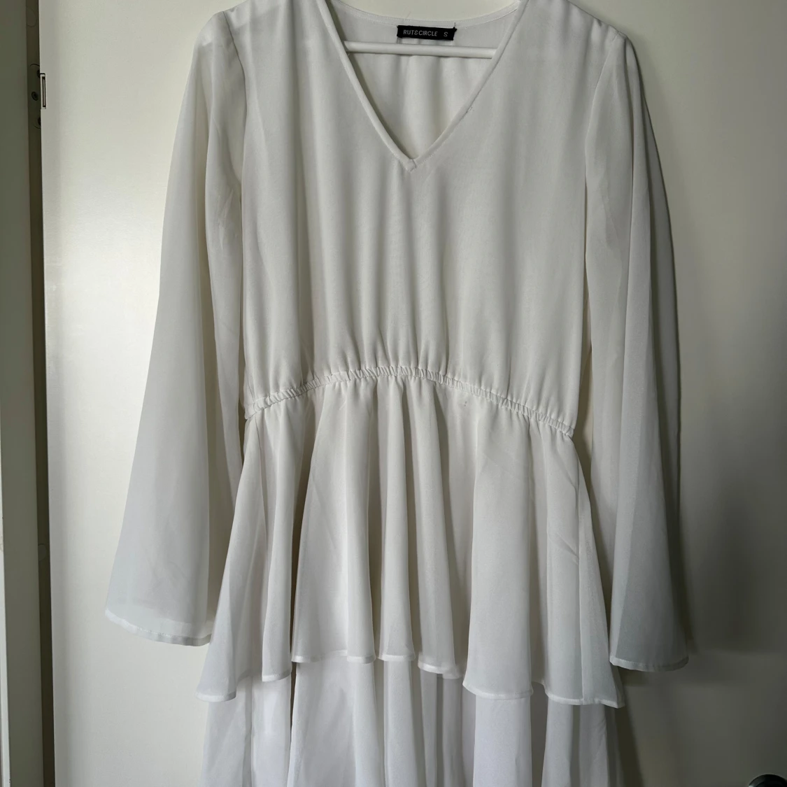 Vit långärmad klänning från Rut&Circle