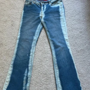 Trendiga eftertraktade jeans!!❣️❣️🥰 - Säljer liknade jeans på bilden! Mina är bara en aning ljusare🥰🥰❤️ super snygga populära jeans med batik mönster! Perfekta inför sommaren🥰🥰 säljer då jag behöver pengar!! Kom privat för egna bilder❣️❣️🥰😘
