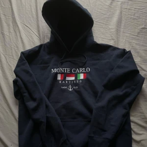 Hoodie  - Marinblå hoodie i 9/10  skick, nästan helt ny, hör av er vid frågor⭐️