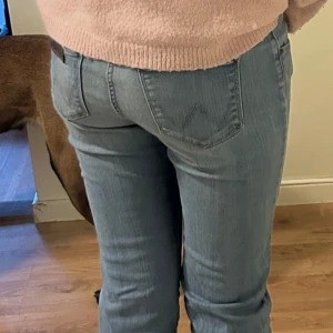 Ljusblå bootcut jeans från Wrangler - Står ingen storlek men passad mig som är Xs/S i byxor 💕