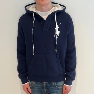 Ralph lauren hoodie  - Ralph lauren skjorta | Skick: 9/10 | L (passar M) |Fraktar via postnord eller instabox på köparens bekostnad | Hör av dig vid minsta fråga eller fundering! 
