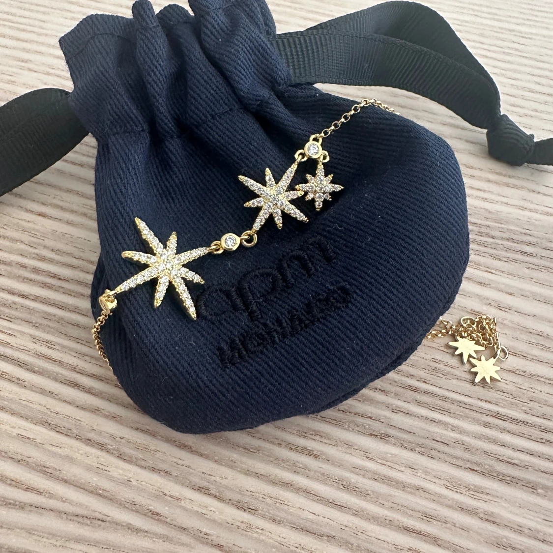 Guldfärgat armband med stjärnhängen från MONACO - 1