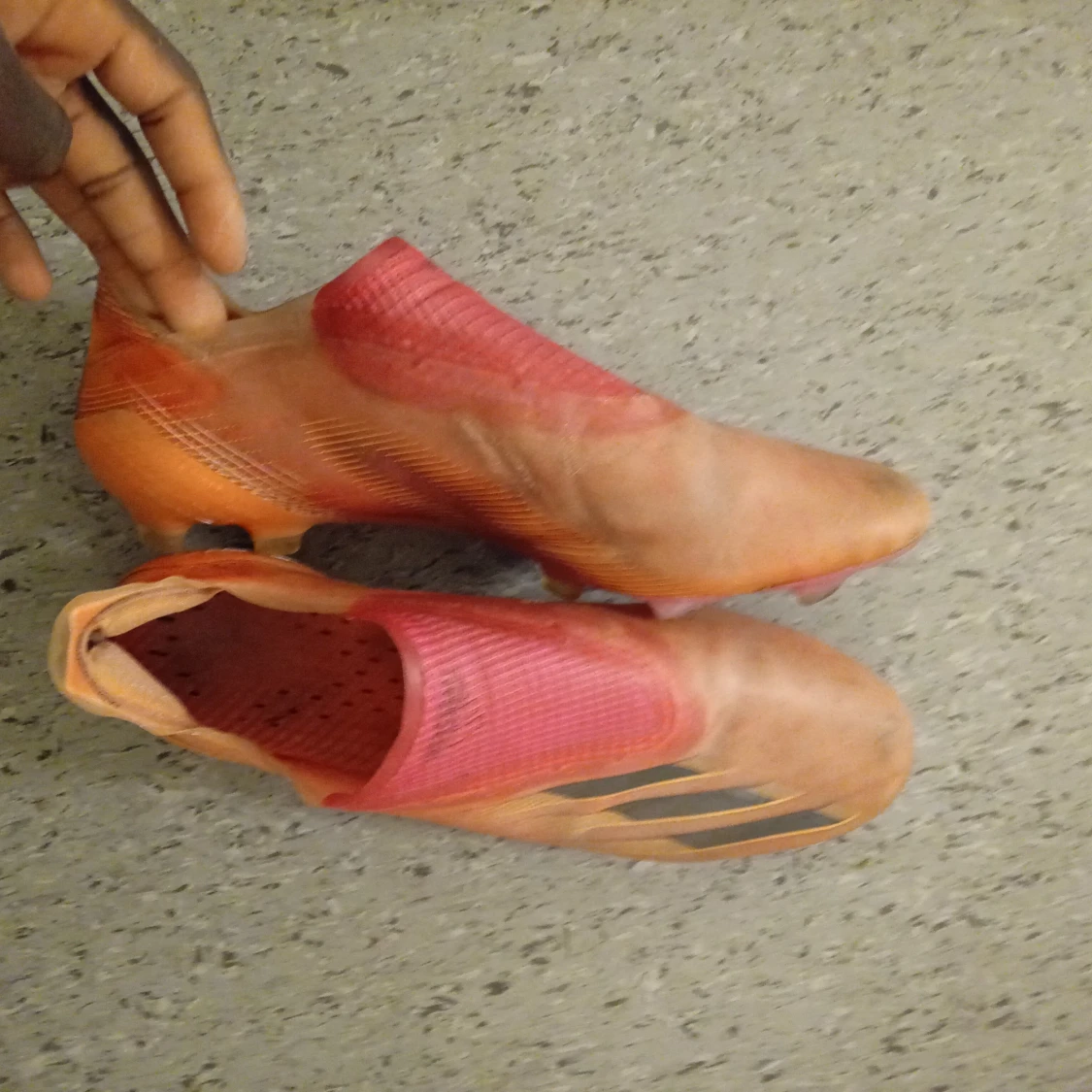 Adidas fotbollsskor i orange och rosa - 1