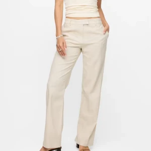 MADDIE LINNEBYXA Bikbok - Snygga beiga linnebyxor med normal passform och raka ben. Byxorna har hällor för bälte, diskreta fickor och stängs med hake och dragkedja. Perfekta för en stilren och avslappnad look. Byxorna är helt ny, prislapp sitter kvar. Nypris är 599 kr.