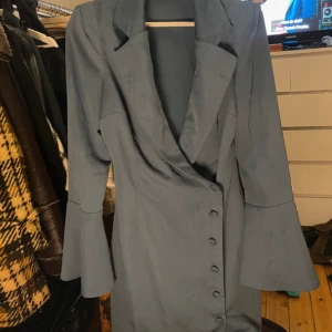 Blå kostym klänning från PrettyLittleThing - Garderobsrensning pågår! 👗 Shoppa loss bland en massa fina plagg. Kika in på min sida, så kanske du hittar något mer du gillar!  Har du frågor om ett plagg? Tveka inte att höra av dig!  (OBS: Kan tyvärr inte ta bilder med plaggen på.)