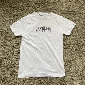 Replay t shirt  - Säljer denna rikigt feta Replay t shirten som är perfekt för sommarn!⭐️Storlek S passar S🙌 SKICK : 9,5/10!🤝Hör gärna av er om ni har funderingar!👍