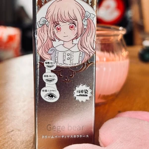 Curling Mascara med sött Manga-motiv från Gege Bear! - Long lasting, lash-lenghtening & Curling Mascara med sött Manga-motiv från Gege Bear. Black. 10 ml. Plomberad kartong.