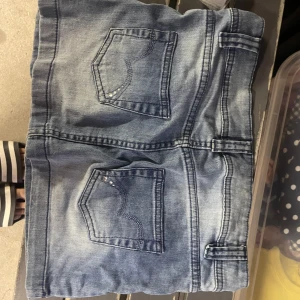 Mini jeans kjol - Säljer denna jeanskjolen i storlek 158-164 men passar även xs. Den är helt ny från lindex. Kan inte ta bild på då den är för liten på mig❤️