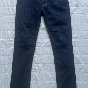 Nudie jeans - Säljer mina skitfeta nudie jeans i modellen Thin Finn! | Väldigt bra skick och inga hål, nästan som nya. | Storlek W 33 L 34. | Nypriset ligger på cirka 1600 kr. | Släng iväg en signal vid funderingar så svarar jag snabbt. |