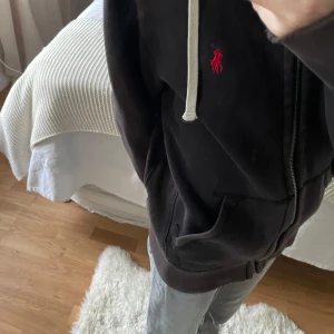Svart hoodie från Ralph Lauren - Svart ziphoodie från Ralph Lauren. Den är solblekt och lite sliten vid armarna därav pris. Pris kan diskuteras vid snabb affär