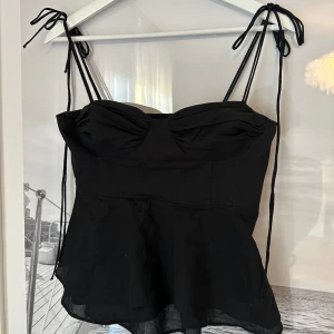 Topp Zara  - Jättesöt topp från Zara, använd en gång. Bara halva dragkedjan funkar att dra ner och upp, var så när jag fick hem den, men har funkat bra för mig ändå! 🩷