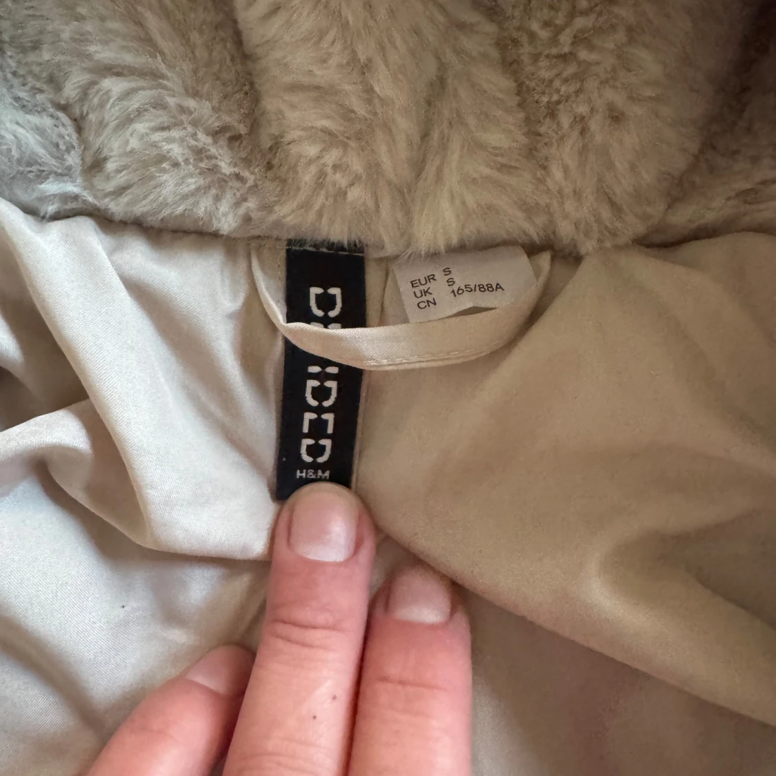 Beige pälsjacka med huva från HM - 1