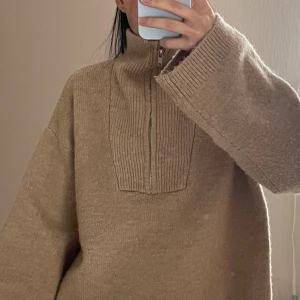 Ljusbrun/beihe stickad tröja med dragkedja - jättemysig beige stickad tröja med hög krage och dragkedja framtill, lite oversize