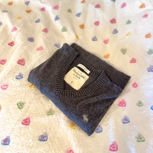 Mörkgrå v-ringad tröja från Abercrombie & Fitch - Mörkgrå v-ringad tröja från Abercrombie & Fitch. Klassisk modell. Skön material och lose fit. 