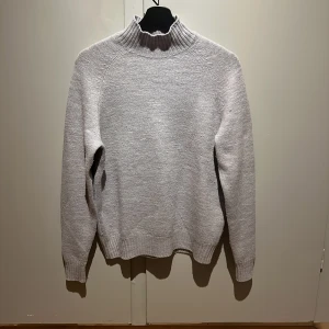 Stickad J Lindeberg polo - Säljer denna stickade J Lindeberg polon i nyskick. Har endast använt den några gånger. Storlek XS.