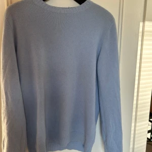 Ljusblå stickad tröja från Stenströms - Säljer en stilren ljusblå stickad tröja från Stenströms. Tröjan har rund halsringning och långa ärmar. Perfekt för lager-på-lager och passar till många olika outfits. Väldigt fint skick och i storlek S