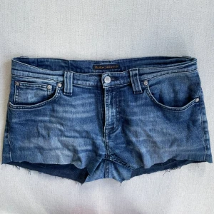 Blå jeansshorts  - Säljer ett par super snygga jeansshorts, perfekt till sommaren💗💗midjemåttet ca 39