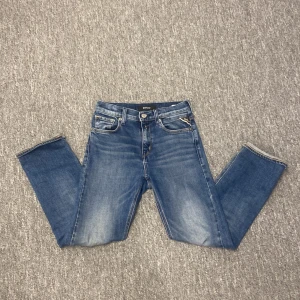 Blå jeans från Replay - Säljer dessa Snygga blå jeans från Replay (Thad) i storlek 10A eller H142 cm skriv hör av dig om någon fråga