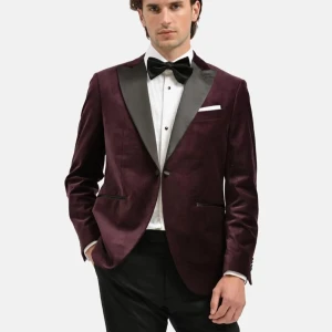 Red Velvet Tuxedo från Brorhers - Säljer en elegant vinröd sammetskavaj med svarta slag och klassisk passform. Kavajen har två framfickor, bröstficka och knappar vid ärmslut. Perfekt för festliga tillfällen och bal. Har endast använt den en gång (bröllop).  Ord.Pris 2999,00kr. 