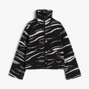 Pile jacka från hm  - Säljer denna jätte snygga zebra jackan/fleece från hm som är helt slutsåld❣️den är oanvänd med lapp kvar