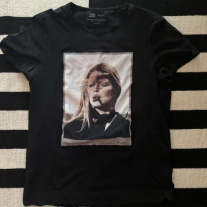 Limitato T-Shirt - Cool svart t-shirt från Limitato med stort tryck av Brigitte Bardot på framsidan. Klassisk passform och rund halsringning. Perfekt statement-plagg för dig som gillar unika prints och ikoniska motiv.