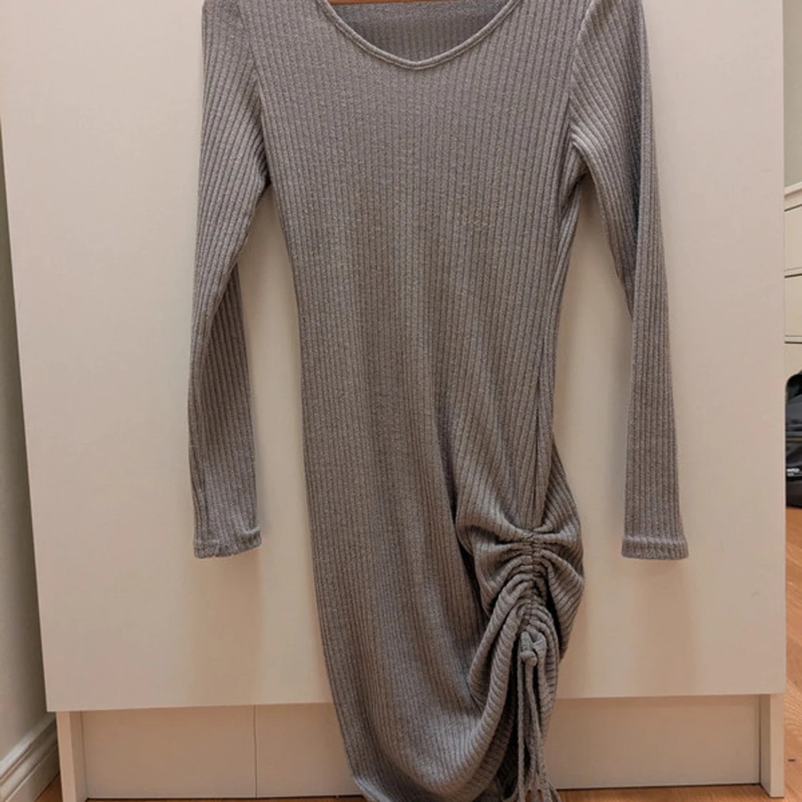 Grå ribbad kortklänning med knyt - 2
