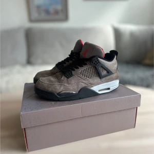 Jordan 4s, Taupe Haze - Tjena säljer mina gamla Jordans storlek 42. Det är väl använda så det finns lite slitage, därav pris. Skriv om ni har frågor👍