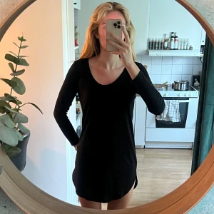 Svart ribbad klänning från BikBok - En svart ribbad klänning från BikBok i storlek XS. Klänningen har lång ärm, rundad halsringning och ganska luftig passform. Enbart använd ett fåtal gånger, skulle säga att den även passar S, dock är den ganska tight i armarna. 