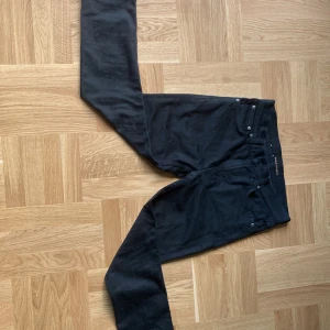 Ett par feta nudie jeans för en avkopplande stil - Säljer ett per feta nudie jeans, då de ej passar längre. Säljer de för billigt eftersom de inte ska damma här i hemmet. De är helt nya, använda ett fåtal gånger, priset kan självklart diskuteras. Det är ett litet hål i vänstra fram fickan, det är dock en sömn som gör att hålet endast håller sig en halv centimeter djupt. Hör av er vid frågor, tveka inte. ( kan även byta jeans ).
