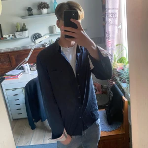Mörkblå skjorta från Burberry - Säljer en mörkblå skjorta från Burberry den känns som en M-S 