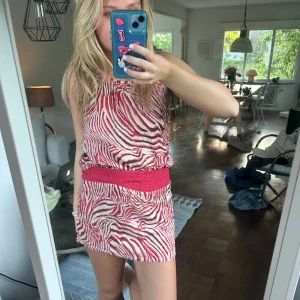 Zebra klänning - Sååå söt zebraklänning perfekt med ett bälte eller liknande😍😍😍