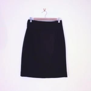 Pennkjol från H&M strl 36 - Svart pennkjol från H&M strl 36, har en slit på baksidan, öppnas med dragkedja bak. Mått: 68cm i midjan 55cm lång. Kan fixa fler bilder och mått vid intresse! 