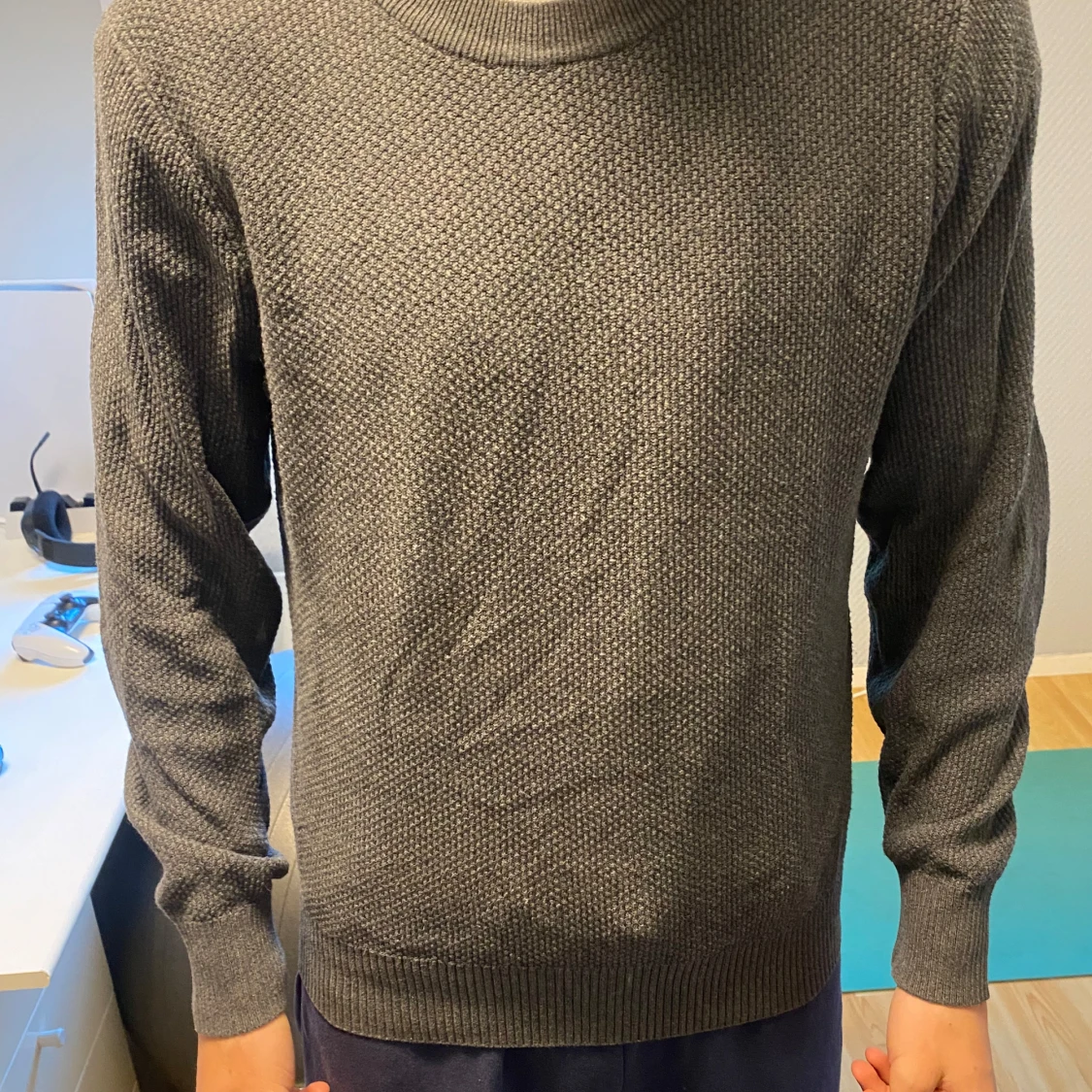 Grå stickad tröja från J.Lindeberg