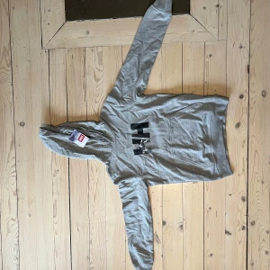 Helly hansen hoodie  - Säljer en helt ny Helly hansen hoodie aldrig använd och med prislapp kvar, skriv ett meddelande för fler bilder!