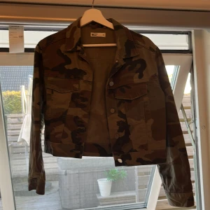 Jeans jacka - Camoflauge jeans jacka ifrån Gina Tricot!💚