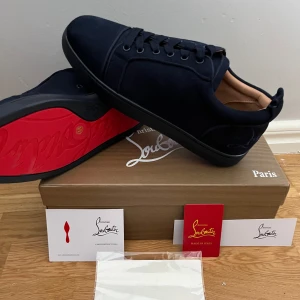 Loubs skor - Helt perfekta aldrig använda, säljer för dem är för små för mig. Material o skick 10/10. Storlek 44. Men små i storlek så passar 43/42.   (1;1)