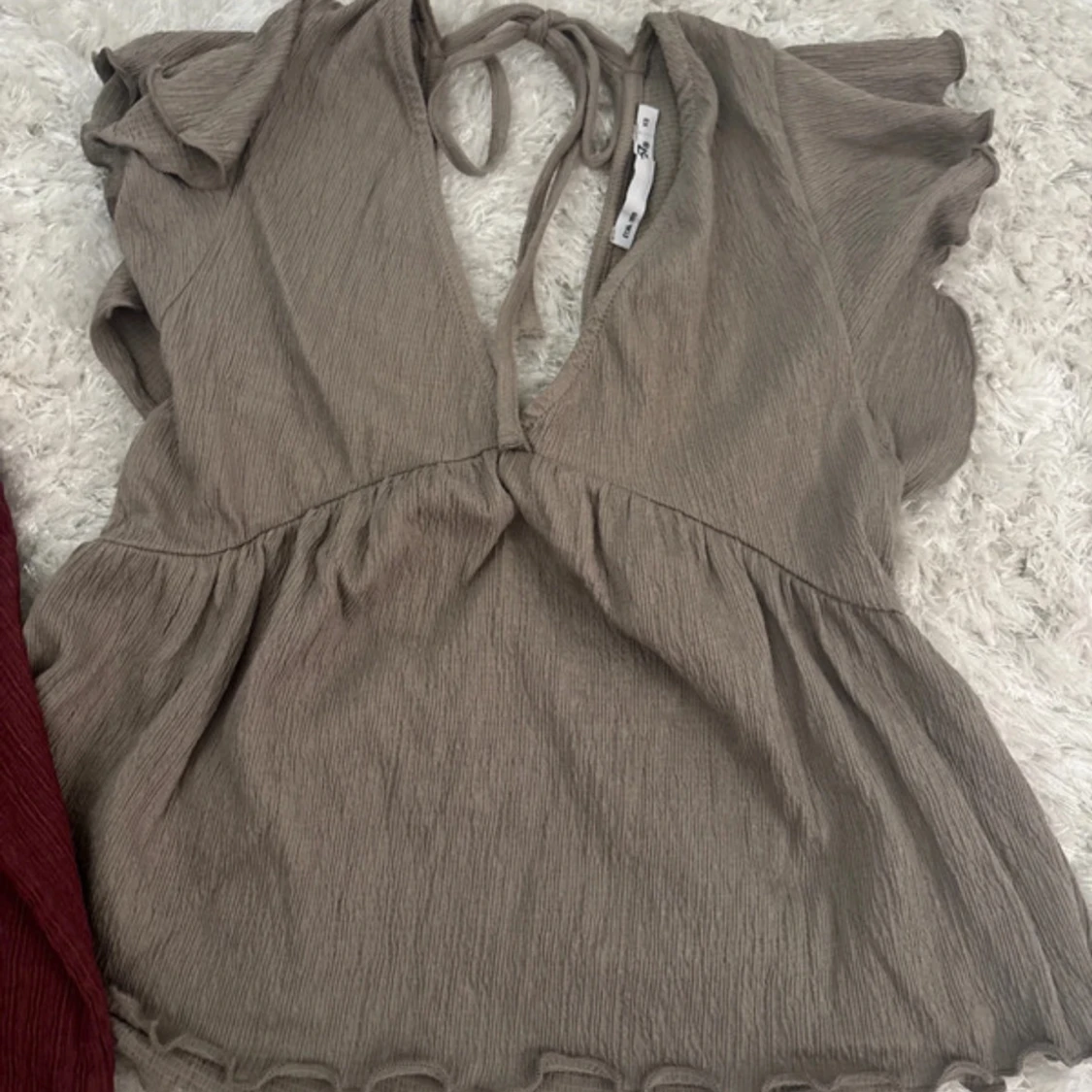 Två toppar: vinröd offshoulder & beige knyt - 2