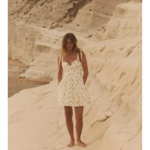 Vit kortklänning med apelsinmönster - Supersöt vit klänning med apelsinmönster. Klänningen är helt slutsåld på hemsidan och endast använd 1 gång❣️