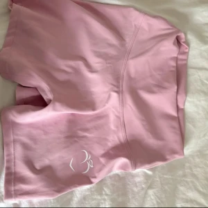 Ljusrosa träningstights shorts från peach  - Säljer ett par ljusrosa träningstights shorts från peach. De är aldrig använda, pris lappen är inte kvar men är i helt perfekt skick 