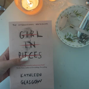 Girl in Pieces - Inte läst den, men den är väldigt populär och många som rekommenderar! ☺️💗