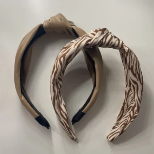 2-st diadem - Säljer dessa två helt oanvända diademen. Ena från Åhléns och andra från Kappahl.